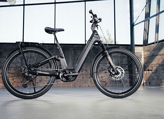 Das Modell Country LX von Centurion in einer leeren Fabrikhalle.