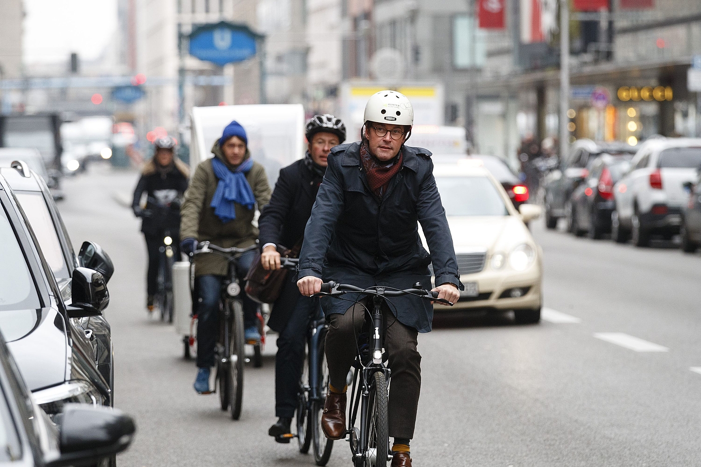 Bundesverkehrsminister Andreas Scheuer fuhr mit den Fahrrad vor. Bundesverkehrsminister Andreas Scheuer fuhr mit den Fahrrad vor.