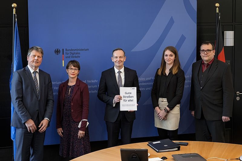 ADFC im BMVD am 17. März 2022 Bundesverkehrsminister Dr. Volker Wissing bekam Besuch einer ADFC-Delegation, die ihm bei der Gelegenheit auch das Gute-Straßen-für-alle-Gesetz überreichte.