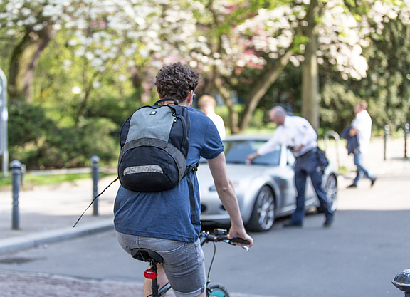 Radfahrer von hinten fotografiert