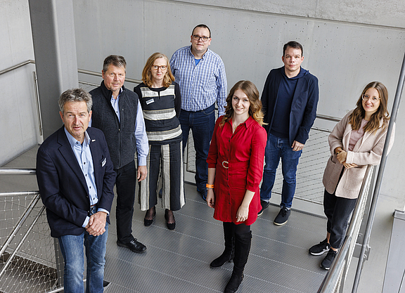 Gruppenbild des ADFC-Bundesvorstands auf einem Treppenabsatz, von oben fotografiert