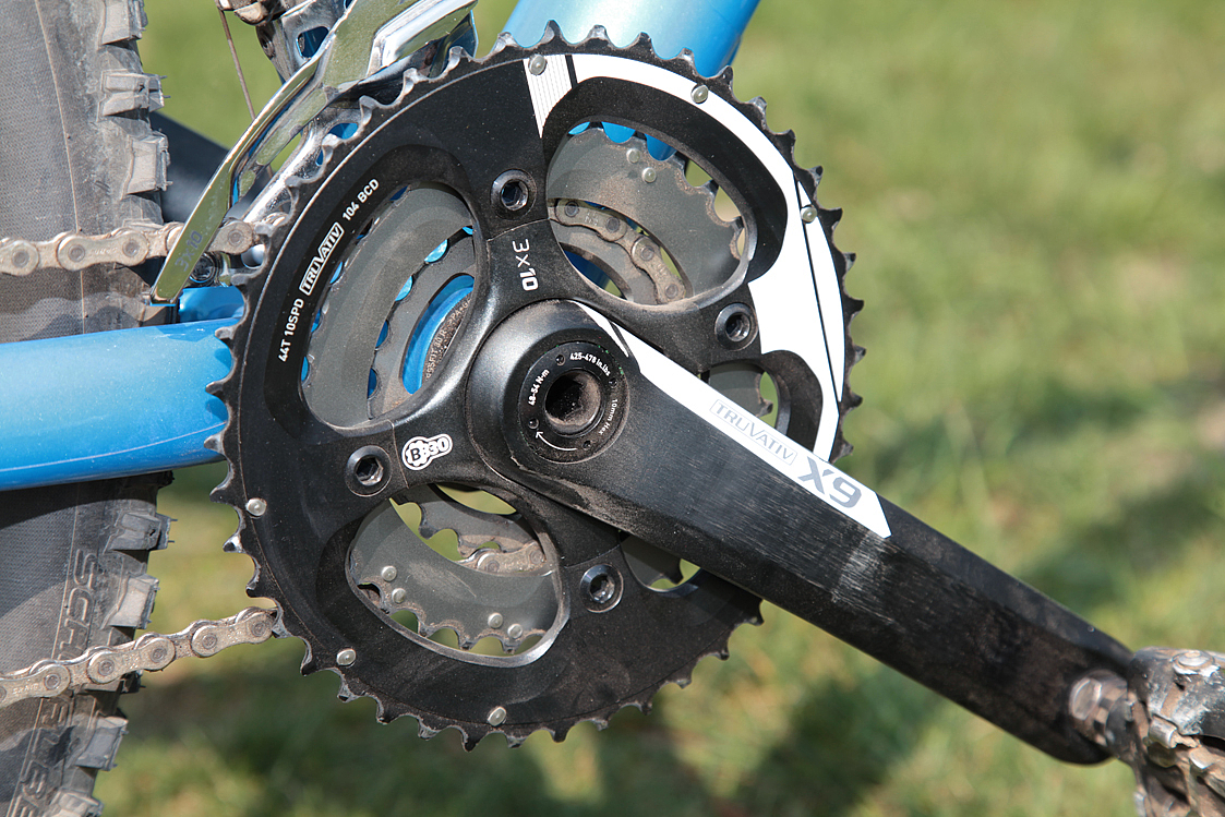 Tretlagerknarzen Eine MTB-Kurbel an einem blauen MTB.
