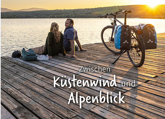 Radfahrende rasten an einem Steg