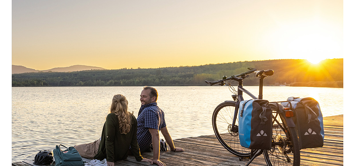 Deutschland per Rad entdecken 2023 Radfahrende rasten an einem Steg