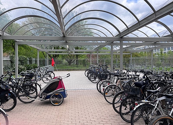 Überdachte Abstellanlage beim BMDV
