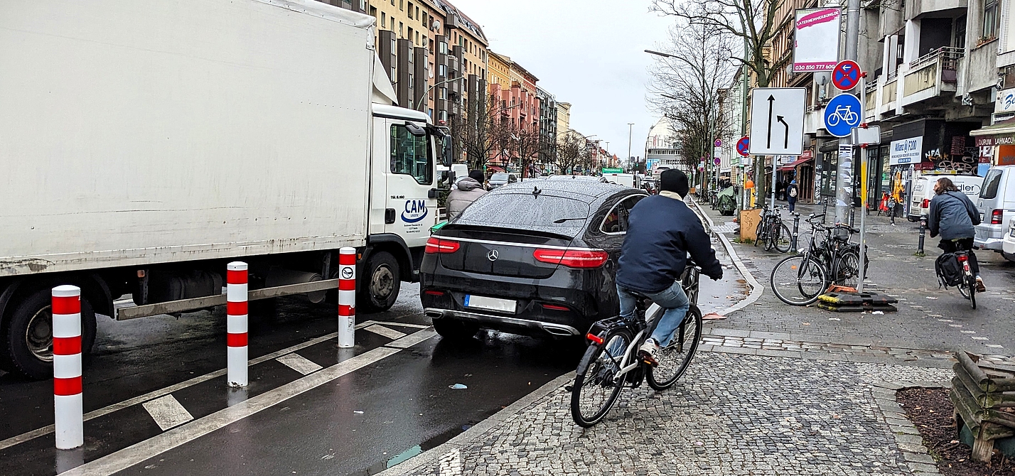 Zugeparkte Radwege tragen dazu bei, dass sich viele Radfahrende unsicher fühlen. Zugeparkte Radwege tragen dazu bei, dass sich viele Radfahrende unsicher fühlen.