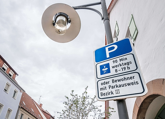 Parkschild mit Zeitbeschränkung Parkschild mit Zeitbeschränkung