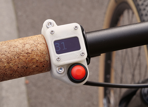 Mit einer Taste am Lenker wird dem OpenBikeSensor bestätigt, dass ein Überholvorgang statt gefunden hat.