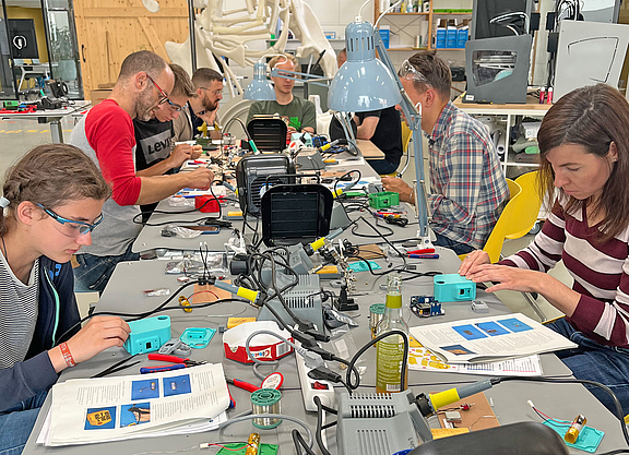 Workshop-Teilnehmende basteln unter Anleitung einen OpenBikeSensor zur Messung des Überholabstands zwischen Auto und Fahrrad.