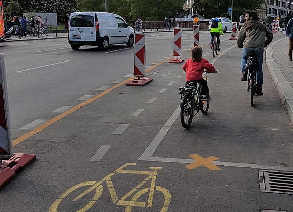 Pop-up-Radweg in Berlin-Kreuzberg im Frühjahr 2020. Pop-up-Radweg in Berlin-Kreuzberg im Frühjahr 2020.