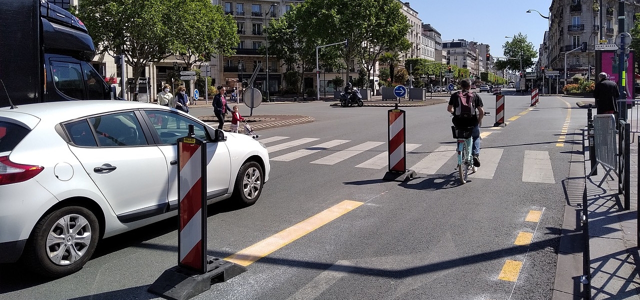 Neue Pop-up-Bike-Lane in Paris. Neue Pop-up-Bike-Lane in Paris.