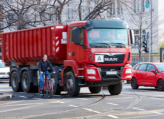 Radfahrer und Lkw in Dresden