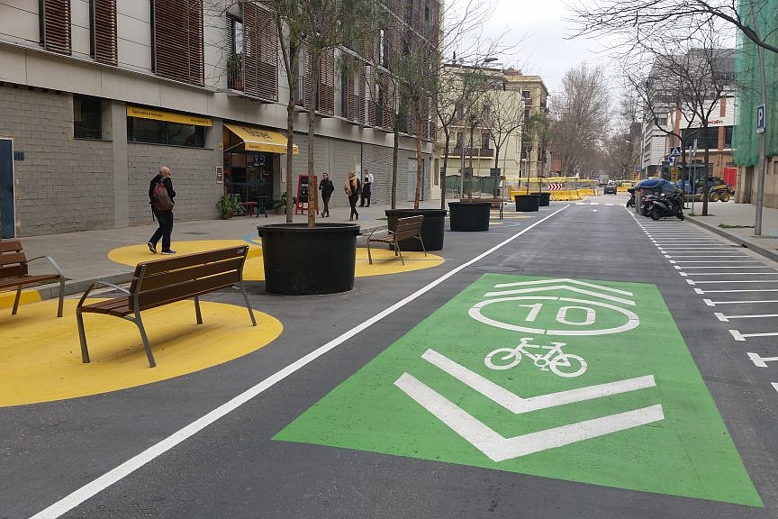Barcelona 3 Fahrradstreifen im Superblock ist farblich besonders gekennzeichnet