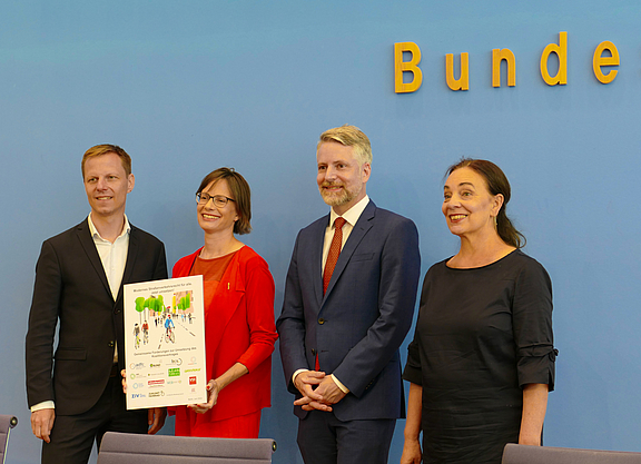 Auf der Bundespressekonferenz vom 28. Juni 2022 (v.l.n.r.): DNR-Präsident Prof. Dr. Kai Niebert, ADFC-Bundesgeschäftsführerin Ann-Kathrin Schneider, Rechtsanwalt Dr. Roman Ringwald, VZBV-Teamleiterin Marion Jungbluth. 