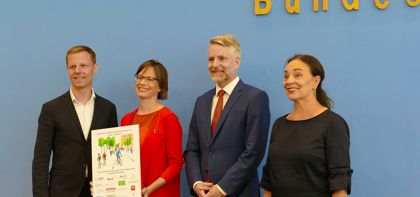 Gruppenfoto der Bundespressekonferenz vom 28. Juni 2022 Auf der Bundespressekonferenz vom 28. Juni 2022 (v.l.n.r.): DNR-Präsident Prof. Dr. Kai Niebert, ADFC-Bundesgeschäftsführerin Ann-Kathrin Schneider, Rechtsanwalt Dr. Roman Ringwald, VZBV-Teamleiterin Marion Jungbluth.