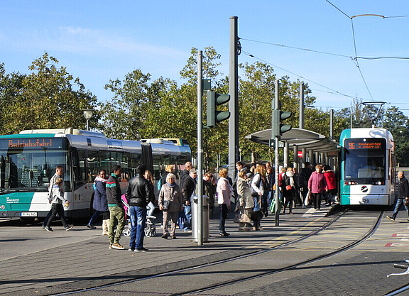 Eine Haltestelle für Bus und Bahn in Potsdam.