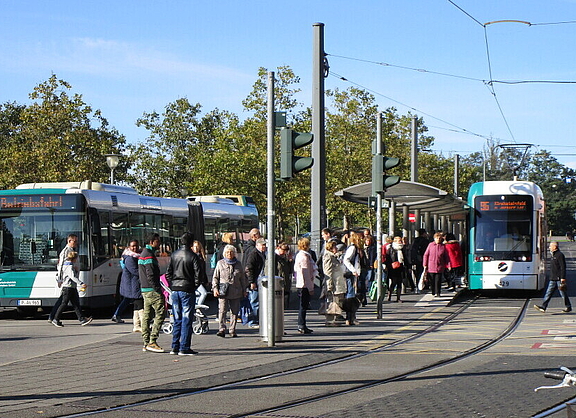 Eine Haltestelle für Bus und Bahn in Potsdam.