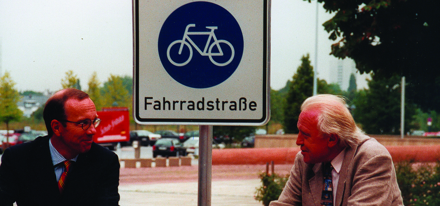 Karl-Ludwig Kelber (re.) präsentierte mit dem damaligen Bundesverkehrsminister Matthias Wissmann (li.) die Fahrradstraße, die mit der Fahrradnovelle der StVO 1997 eingeführt wurde. Karl-Ludwig Kelber (re.) präsentierte mit dem damaligen Bundesverkehrsminister Matthias Wissmann (li.) die Fahrradstraße, die mit der Fahrradnovelle der StVO 1997 eingeführt wurde.