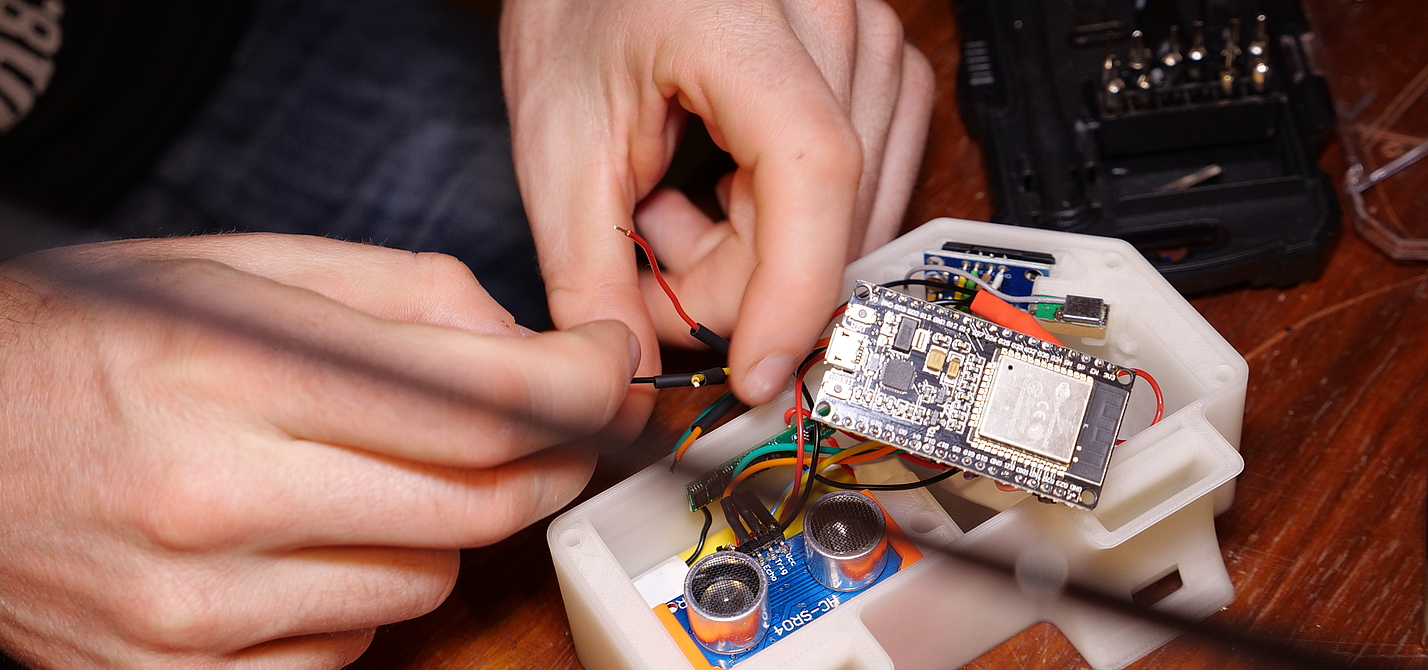 OpenBikeSensor-Bau Ein OpenBikeSensor wird zusammen gesetzt.