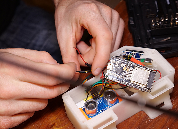 Ein OpenBikeSensor wird zusammen gesetzt. 