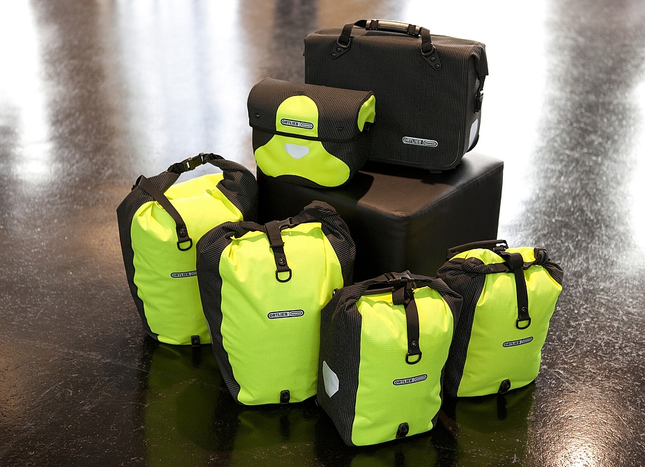 Komplett reflektierende Taschenset mit Back- und Frontrollern und Lenkertasche in gelb, Fahrradaktentasche in schwarz. Komplett reflektierende Taschenset mit Back- und Frontrollern und Lenkertasche in gelb, Fahrradaktentasche in schwarz.