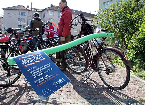 Poolnudelaktion ADFC Frankfurt