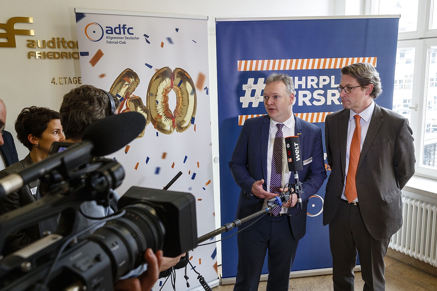 Nach seiner Rede stand Bundesverkehrsminister Scheuer, hier mit Burkhard Stork, noch der Presse für Fragen zur Verfügung. Nach seiner Rede stand Bundesverkehrsminister Scheuer, hier mit Burkhard Stork, noch der Presse für Fragen zur Verfügung.