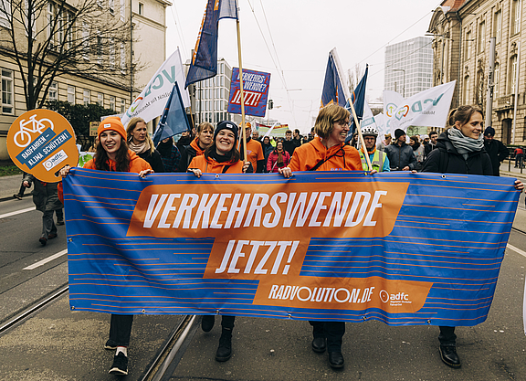 Banner "Verkehrswende Jetzt!" beim globalen Klimastreik