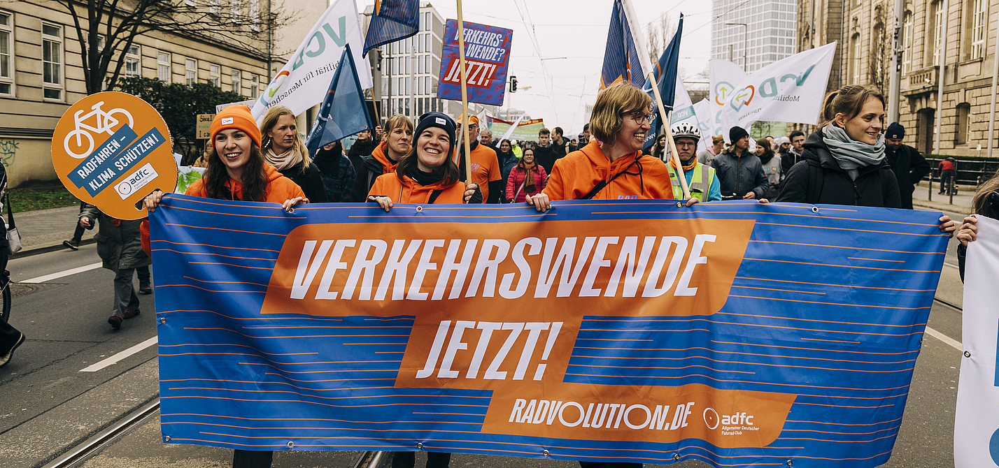 Banner "Verkehrswende Jetzt!" beim globalen Klimastreik Banner "Verkehrswende Jetzt!" beim globalen Klimastreik