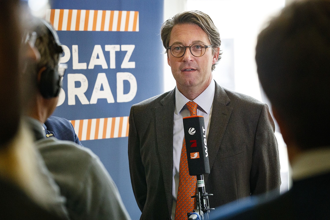 Nach seiner Rede stand Bundesverkehrsminister Scheuer der Presse noch für Fragen zur Verfügung. Nach seiner Rede stand Bundesverkehrsminister Scheuer der Presse noch für Fragen zur Verfügung.