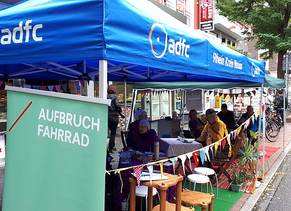 Der Stand des ADFC Neuss zum Park(ing) Day 2018.