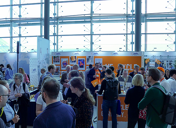 Viele Menschen stehen vor dem ADFC-Stand bei der Radverkehrskonferenz Velo-city.