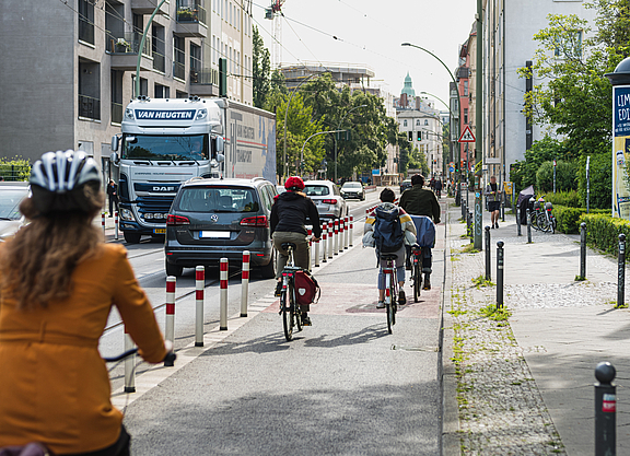 Radverkehr in der Invalidenstraße in Berlin.