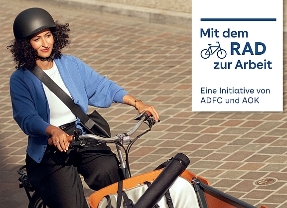 Eine Frau fährt mit einem Lastenrad.
