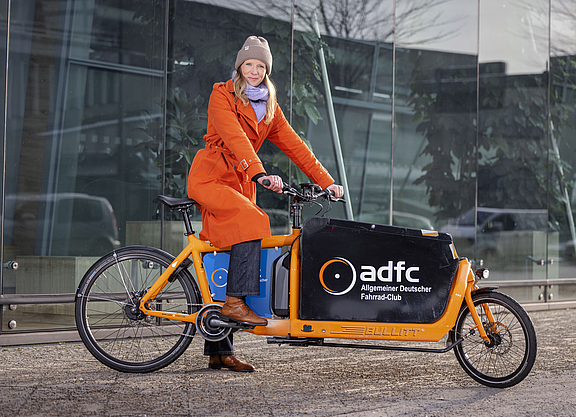 Foto mit Lastenrad von Caroline Lodemann, politische Bundesgeschäftsführerin des ADFC