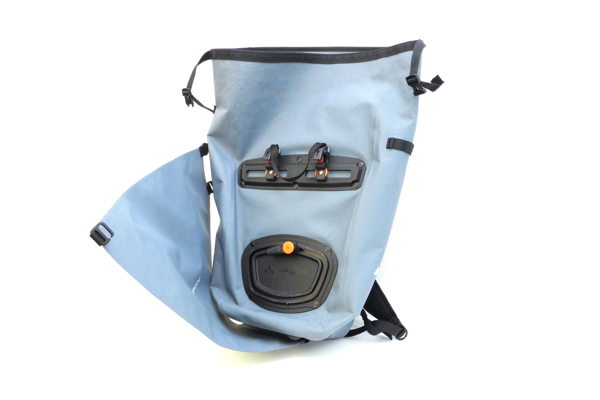 Vaude Proto Transformer Flap Die Abdeckung der Vaude-Tasche wird einfach auf die andere Seite gestülpt, um die Funktion der Tasche zu ändern.