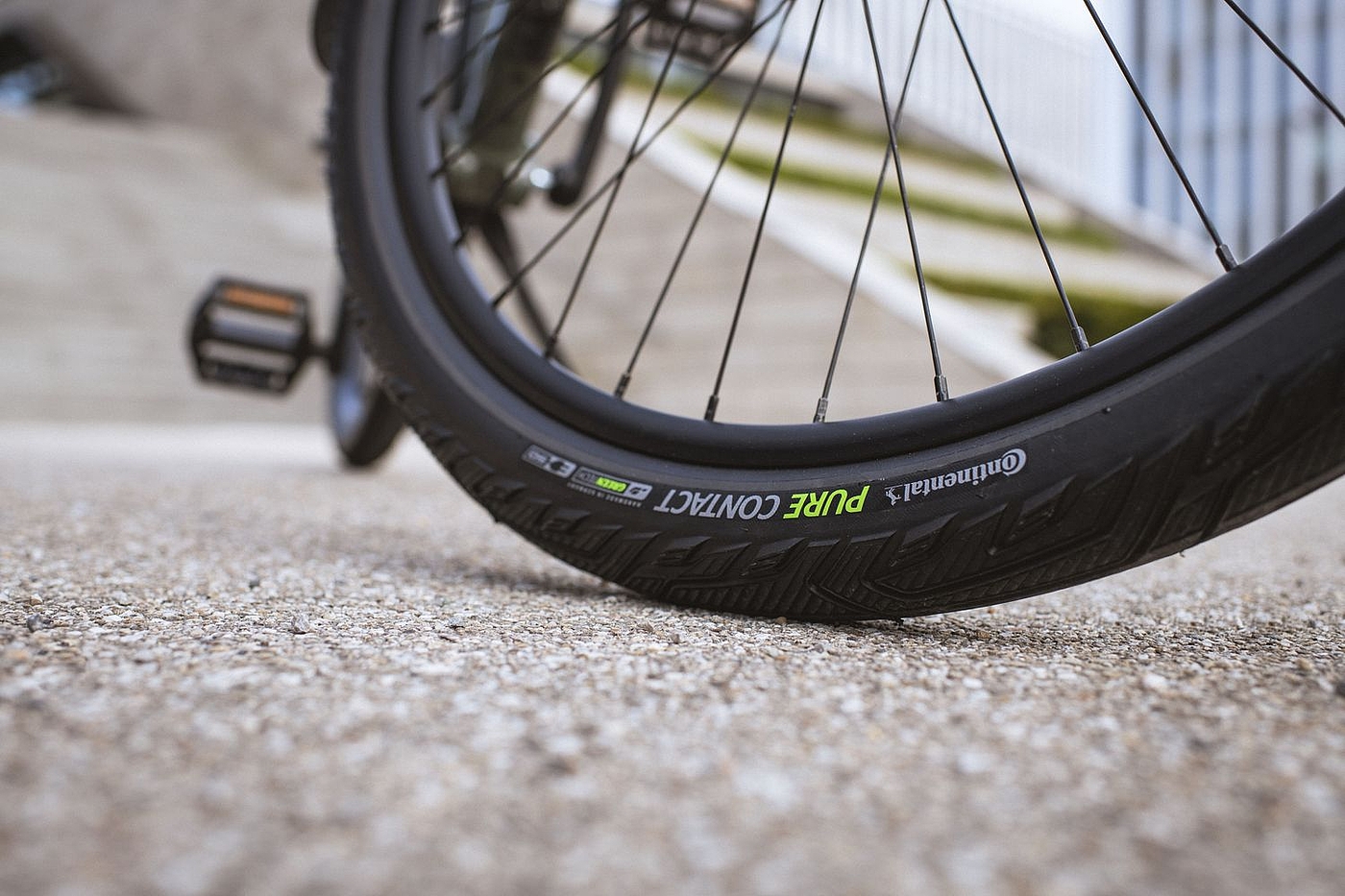 Conti Reifen urban Ausschnitt eines Vorderrades mit dem neuen Conti-Fahrradreifen.