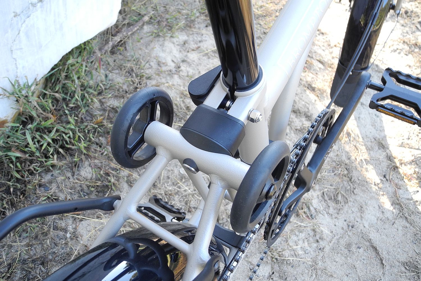 Federung Großaufnahme der Hinterradfederung eines Brompton-Faltrads.