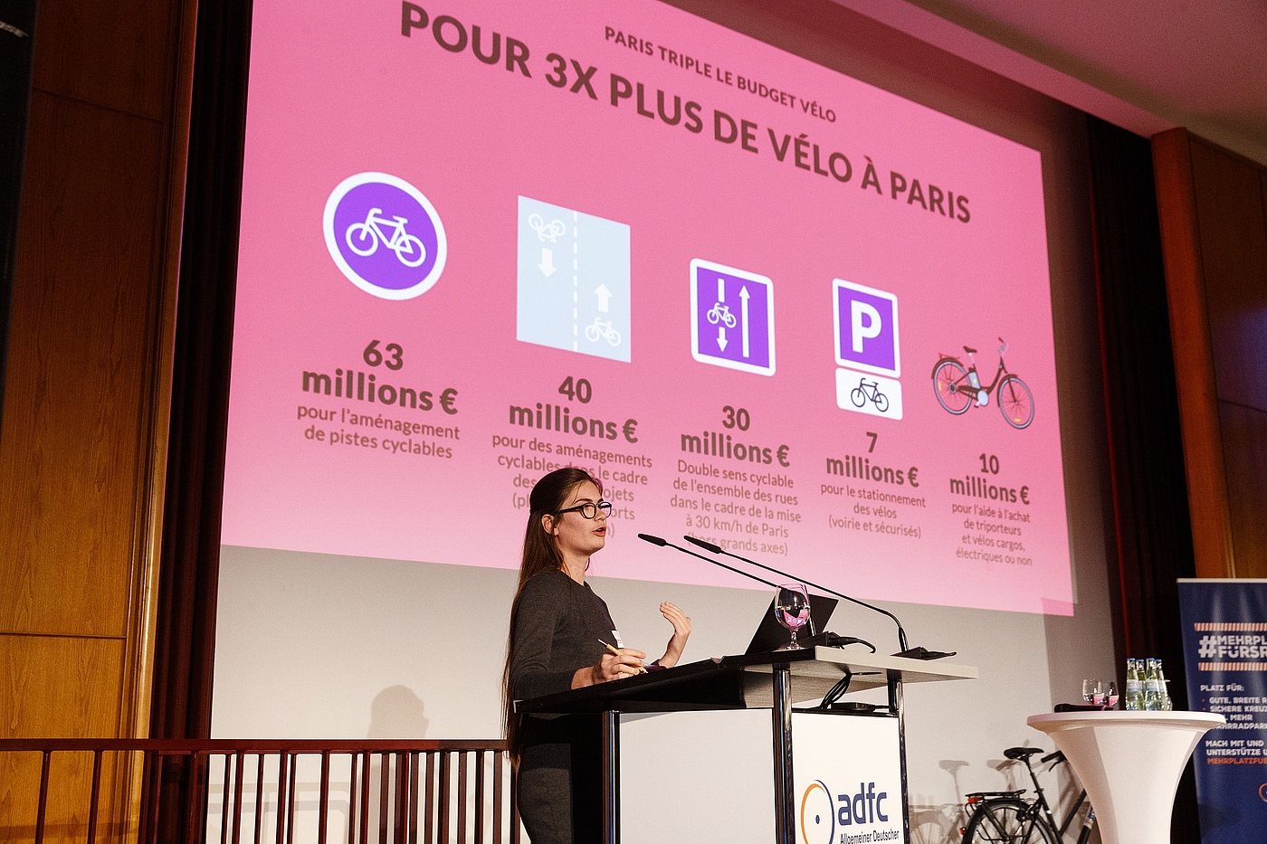 Margot Besson, Beraterin für Radverkehr und ÖV der Stadt Paris in der Abteilung Verkehr. Sie stellte u. a. die autofreien Abschnitte am Seine-Ufer in Paris vor. Margot Besson, Beraterin für Radverkehr und ÖV der Stadt Paris in der Abteilung Verkehr. Sie stellte u. a. die autofreien Abschnitte am Seine-Ufer in Paris vor.