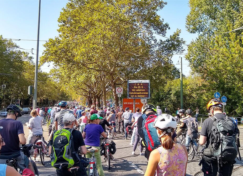 Stau auf dem Weg zur zentralen Kundgebung vor dem Messegelände Frankfurt/Main Wegen hohen Radverkehraufkommens kam es zum Stau.