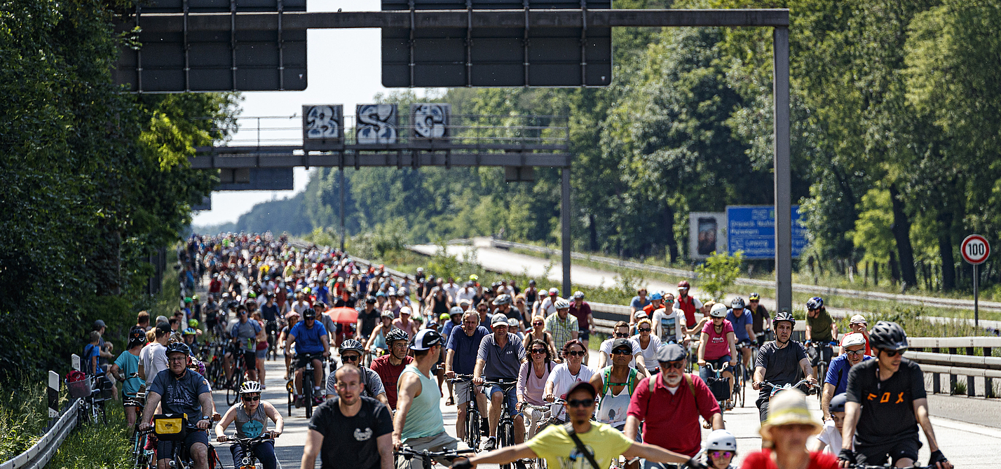 Die legendäre ADFC-Sternfahrt in Berlin steht in diesem Jahr unter dem Motto: „Mehr Recht fürs Rad - Viva la Radvolution!“ Die legendäre ADFC-Sternfahrt in Berlin steht in diesem Jahr unter dem Motto: „Mehr Recht fürs Rad - Viva la Radvolution!“