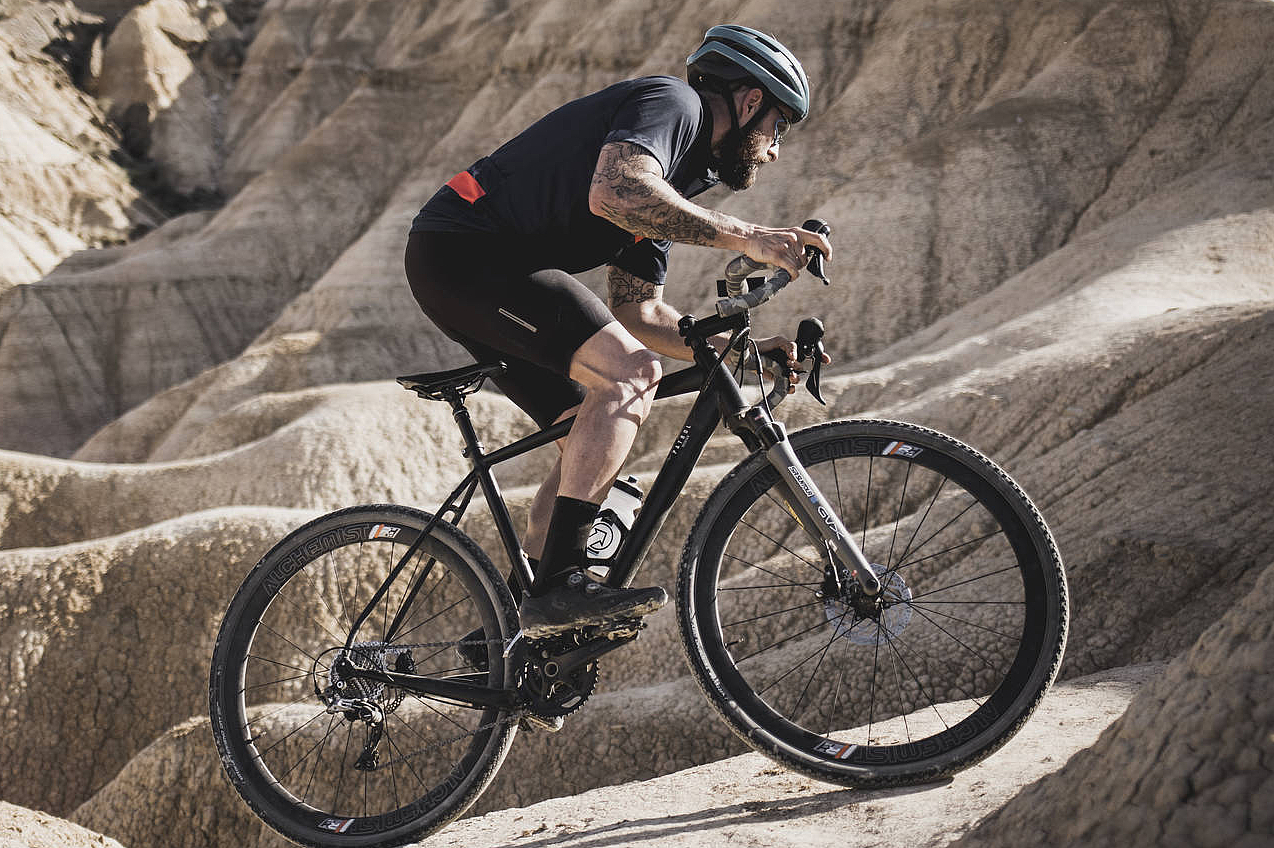 Suntour Gravel Gabel Ein Radfahrer auf einem gefederten Gravelbike.