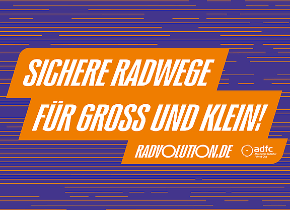 Ansicht RADvolution-Demoschild "Sichere Radwege für Groß und Klein"