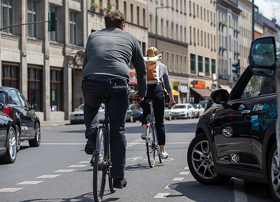 Rad- und Autoverkehr in der Stadt