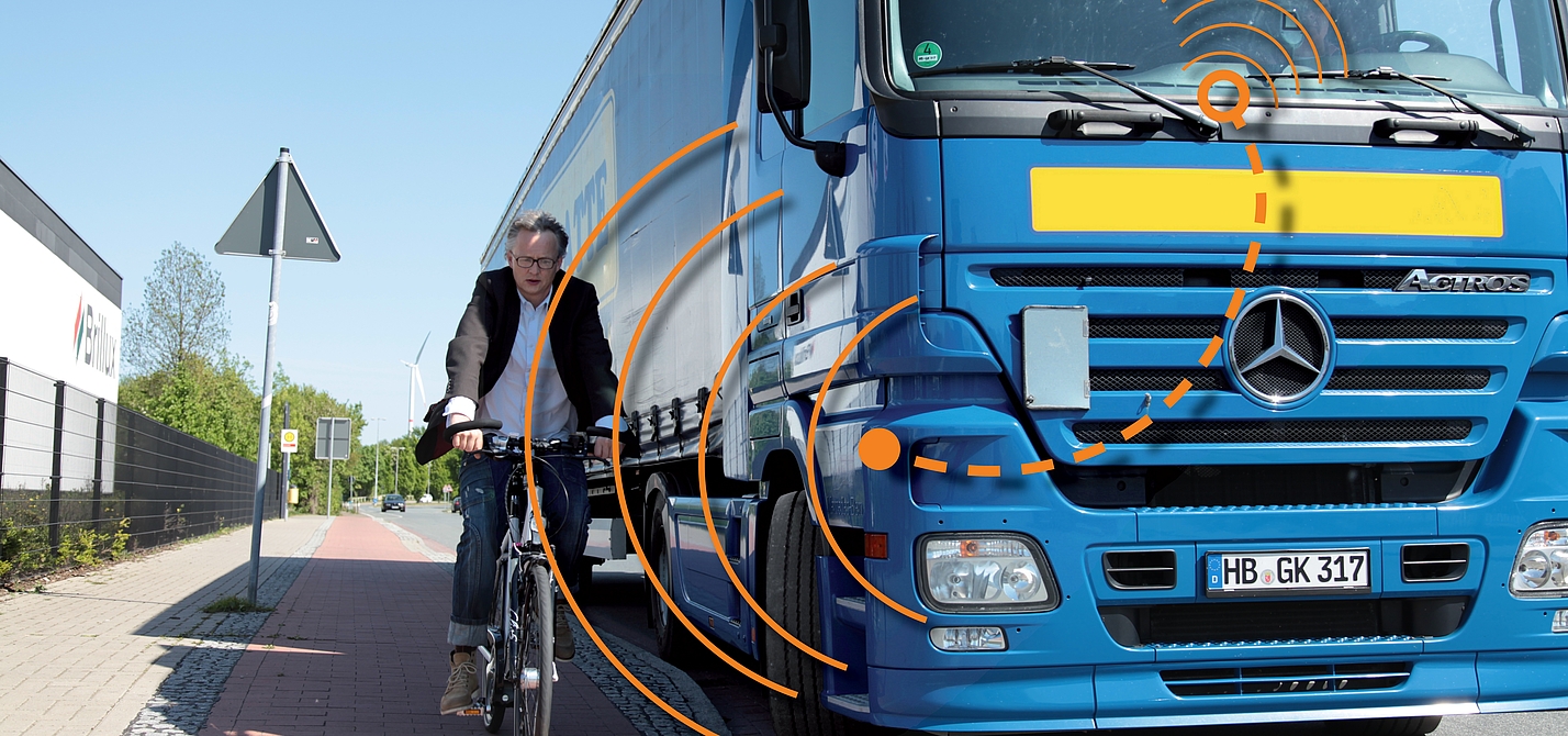 Radfahrer und LKW-Abbiegeassistent mit Signal LKW-Abbiegeassistent mit Signal