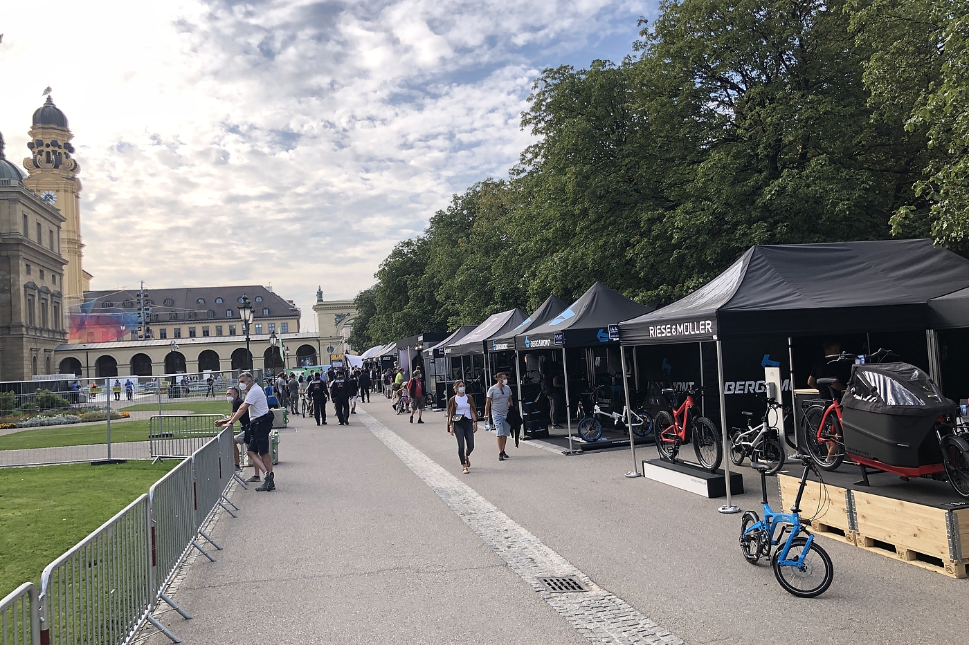 Außenbereich IAA Eine Reihe von Ständen von Fahrradherstellern in der Münchner Innenstadt.