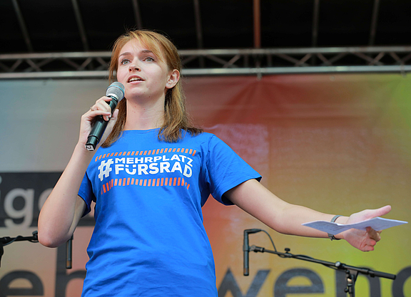 Rebecca Peters mit Mikrofon auf Kundgebung zur IAA-Demo 2019