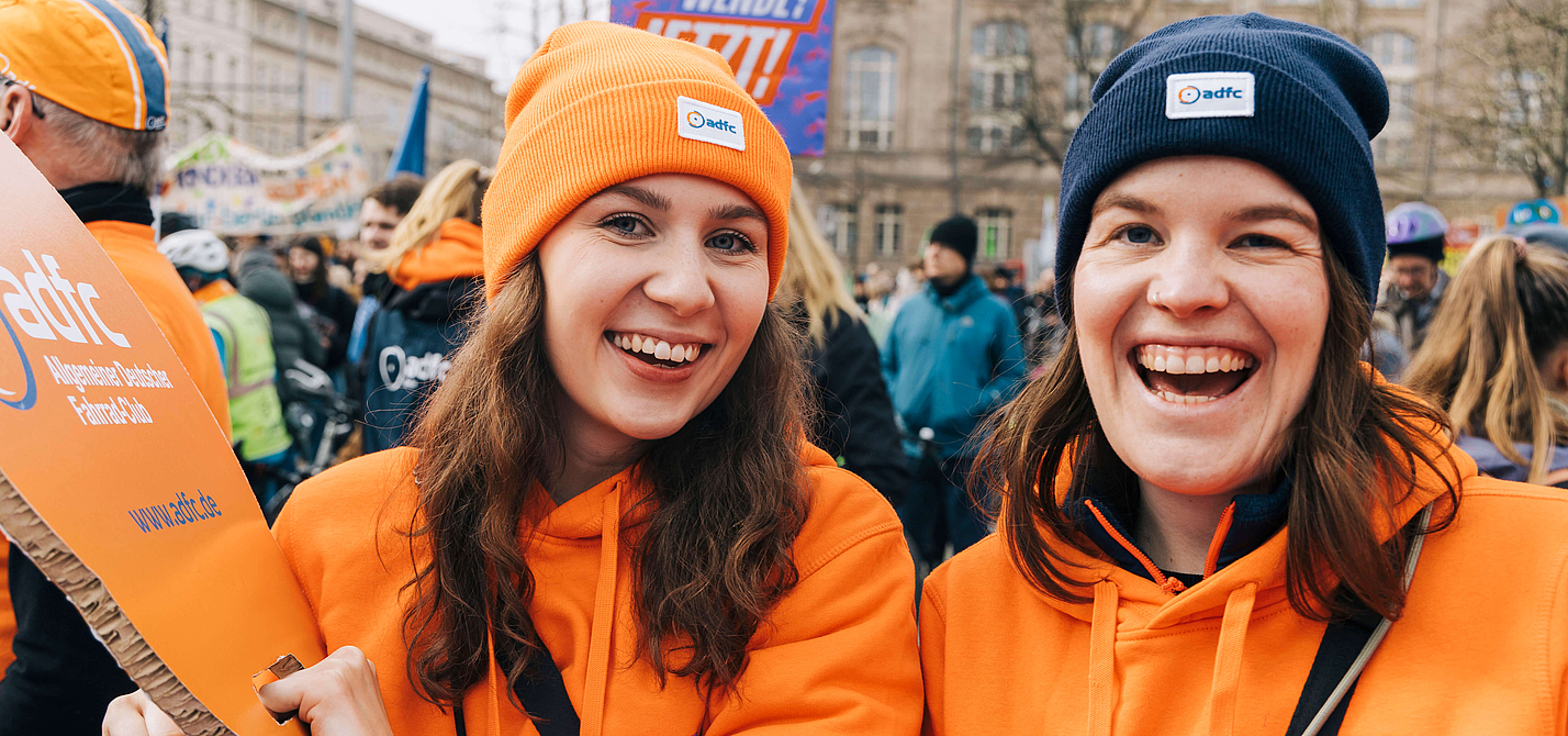 Zwei junge Frauen demonstrieren auf dem Klimastreik.