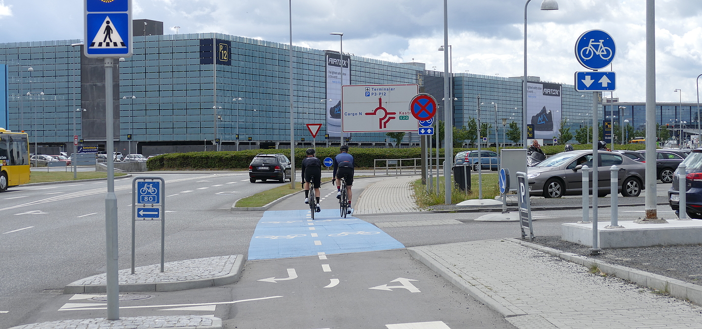 Flughafen Kopenhagen zwei Radfahrer am Flughafen Kopenhagen