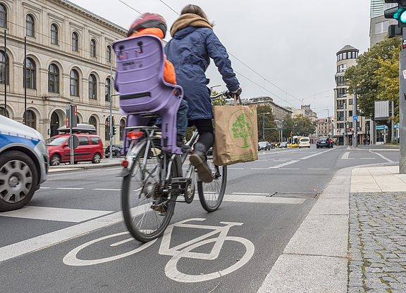 Fahrradfahren in der Stadt Fahrradfahren in der Stadt. Hier: Invalidenstraße, Berlin-Mitte.